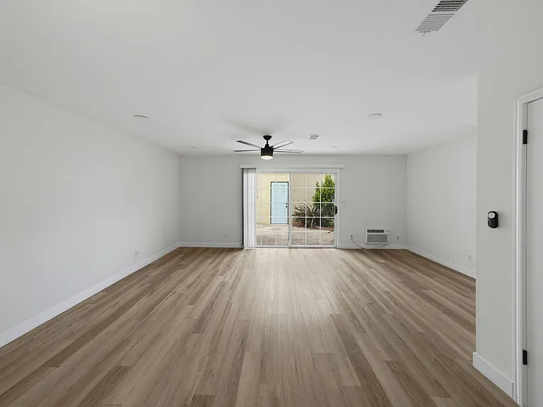 20368 Flora Ln — Photo 9