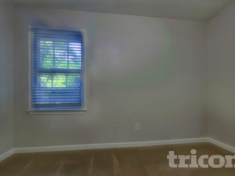 321 Stratford Dr — Photo 11