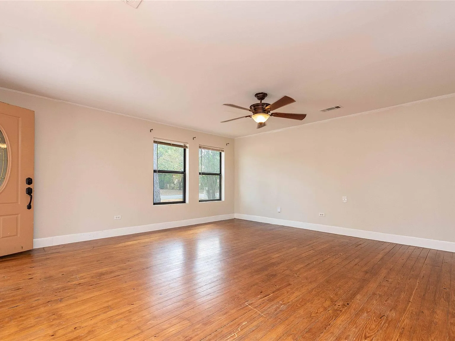 3 bed, 1.0 bath, 2251 sqft, $1,700 — Photo 4