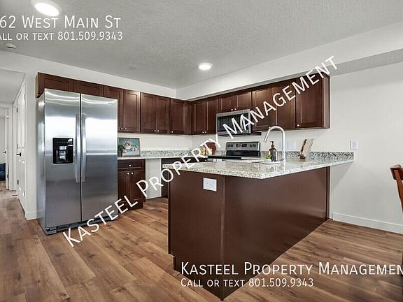 5th image of 462 W Main St