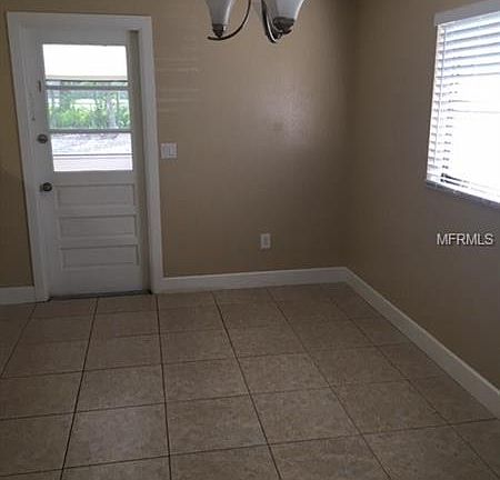 4th image of 218 E Holly Dr