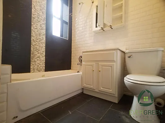 Rented by Evergreen Apartments BK | media 10