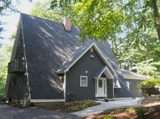 17 Sleepy Hollow Rd, Andover, NJ 07821