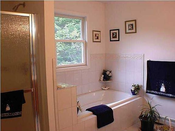 1 of 2 full upstairs baths