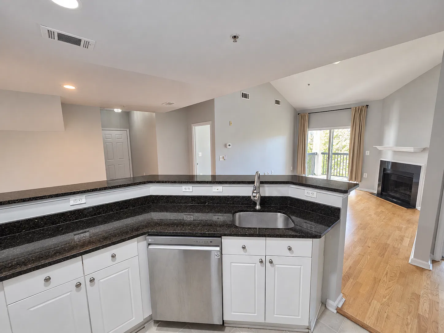 2 bed, 1241 sqft, $2,400 — Photo 2
