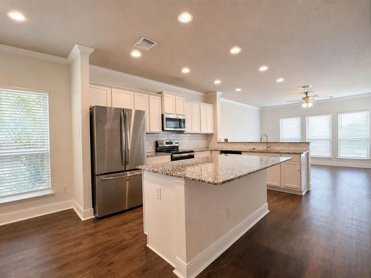 Beautiful 3 Bedroom/2 Bathroom Home with Large Fenced Yard in Temple! — Photo 3
