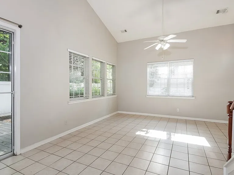 1204 W Oaks Way — Photo 4