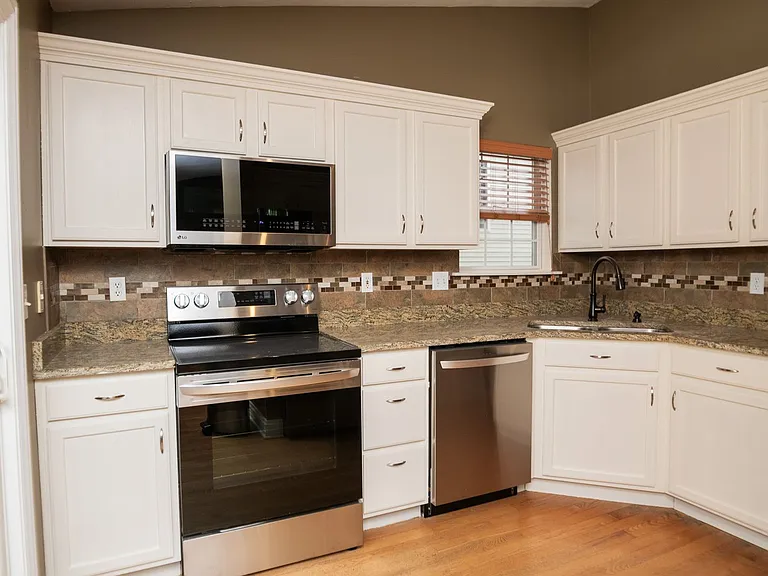 405 Galway Dr — Photo 4