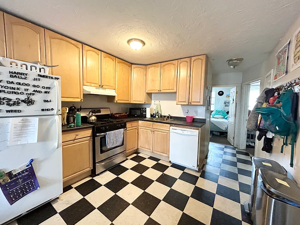 90 Hammond St #3L