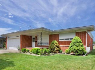 27403 Newport Dr, Warren, MI 48088