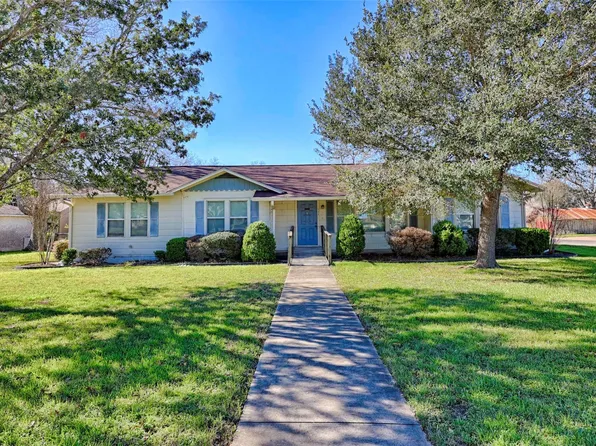 122 N Ave E, Shiner, TX 77984