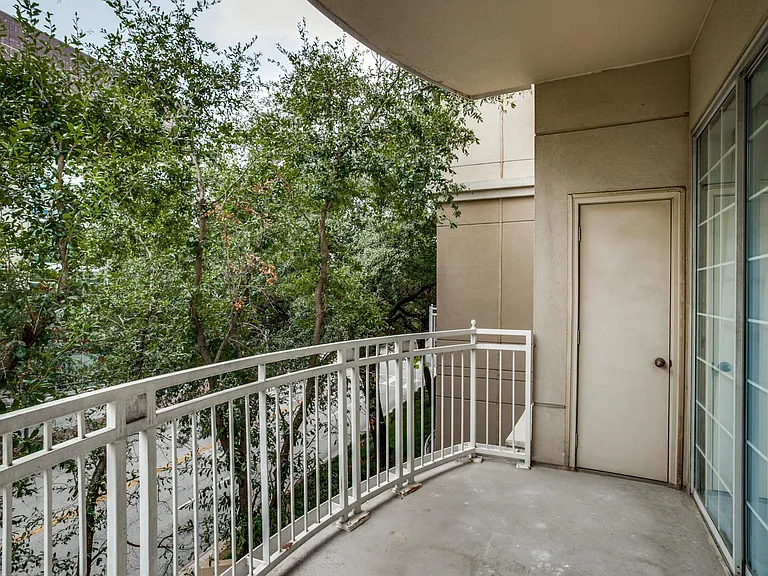 3225 Turtle Creek Blvd #220 — Photo 6