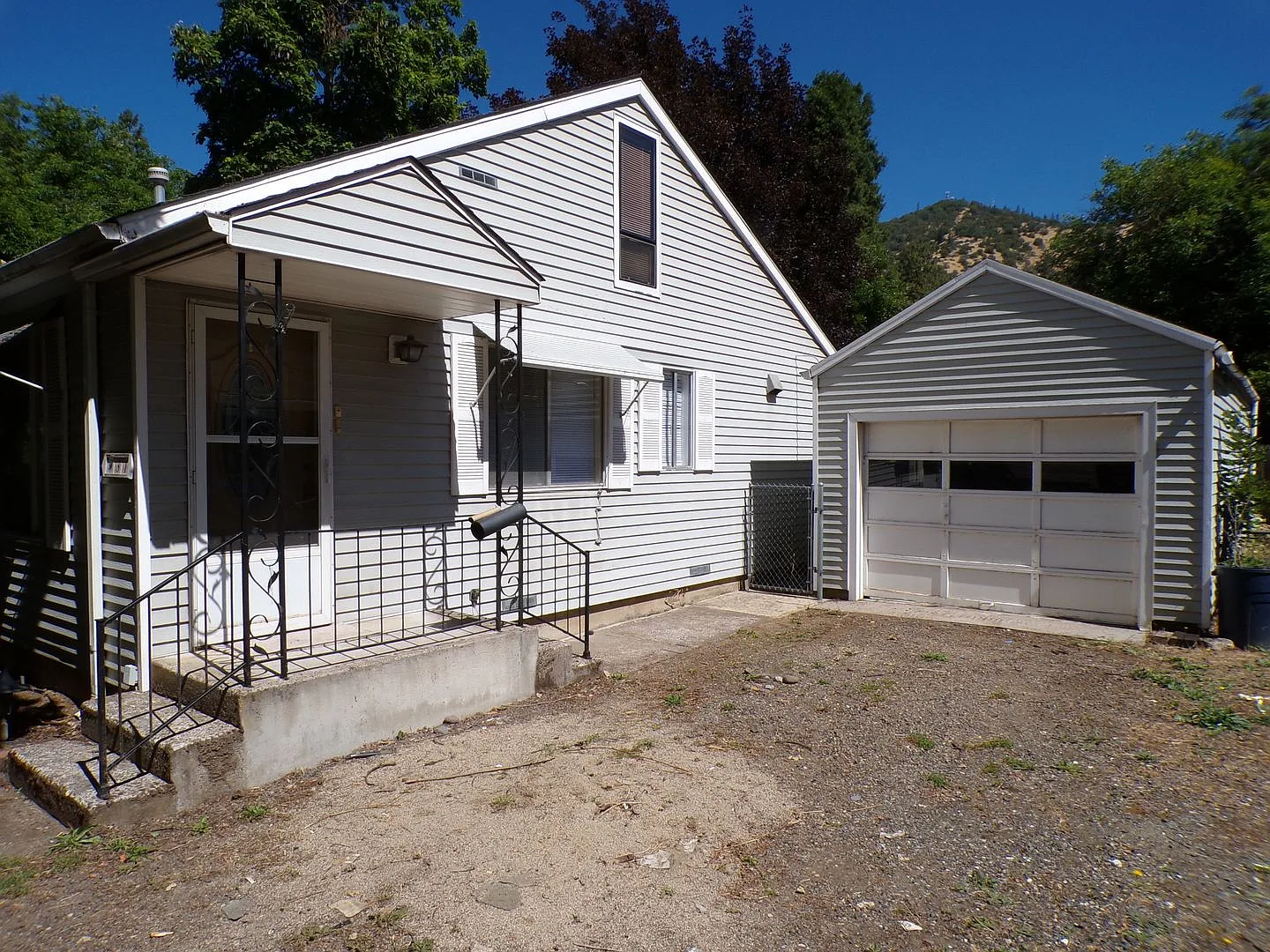 Charming 2 Story Gold Hill Home for Rent — Photo 3