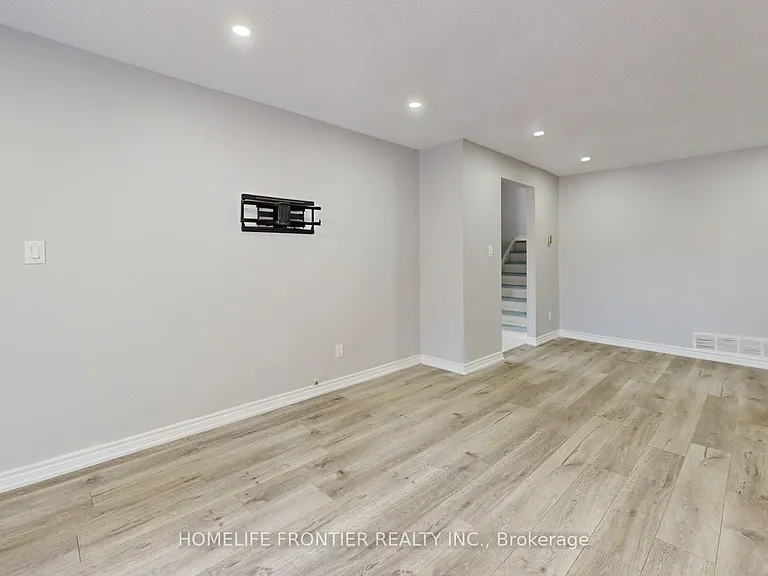 337 Hansen Rd N #UPPER — Photo 7