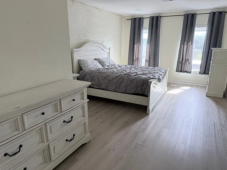 King size, Walk in closet and en suite