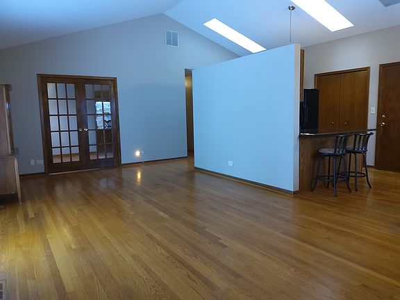 4th image of 10 W Glenlake Ave