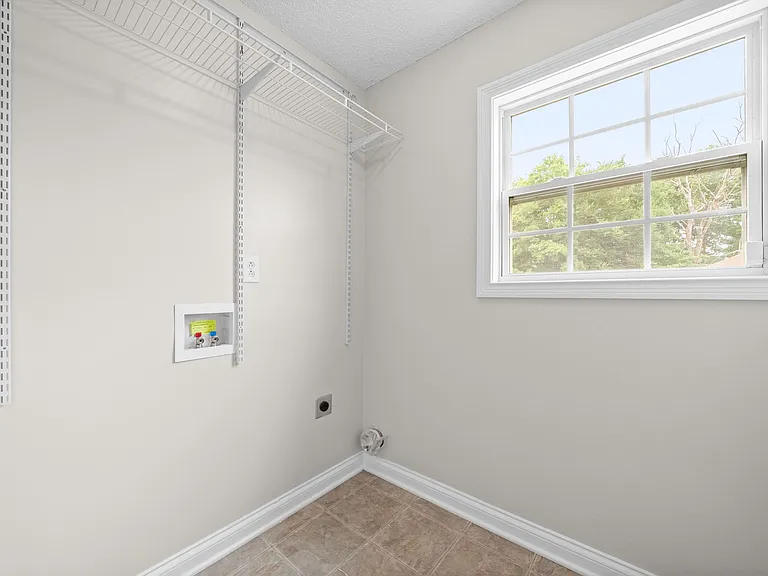 706 Shamrock Ct — Photo 16