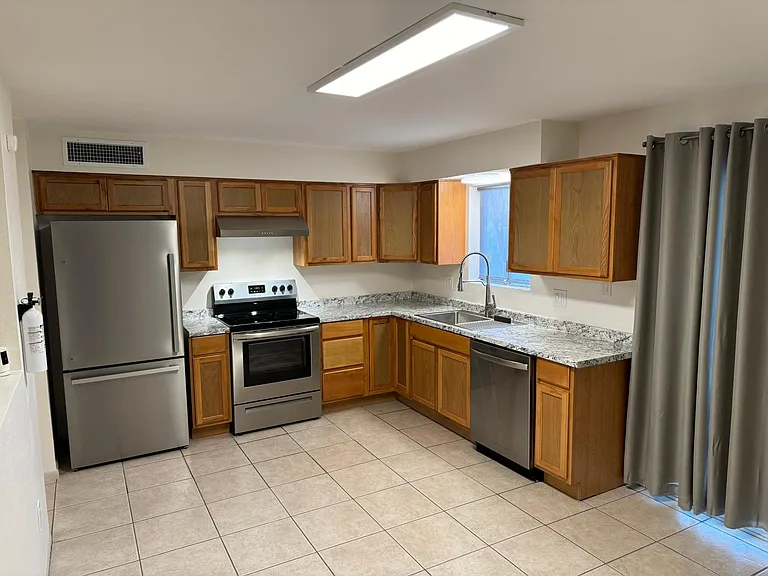 1214 W Manhatton Dr — Photo 2