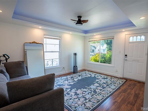3rd image of 21501 Carlysle St