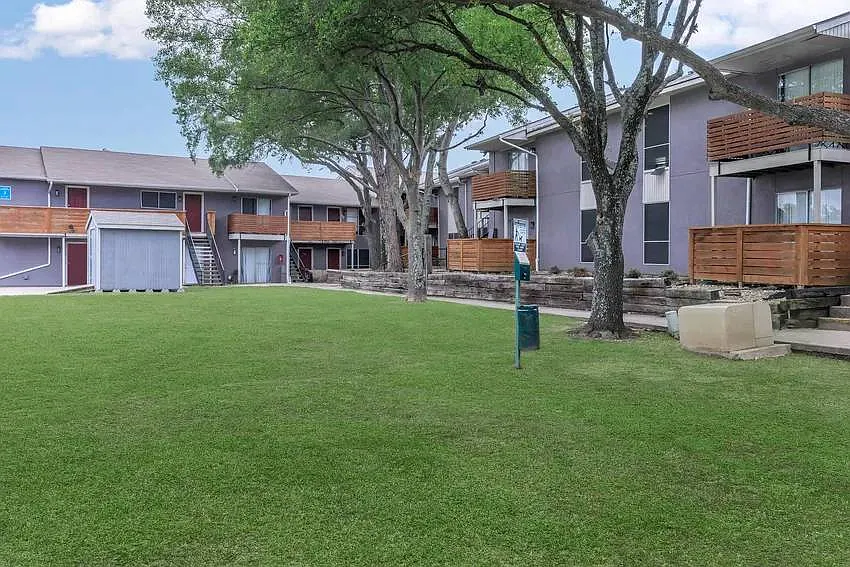 2 bed, 1.5 bath, 900 sqft, $1,050 — Photo 2