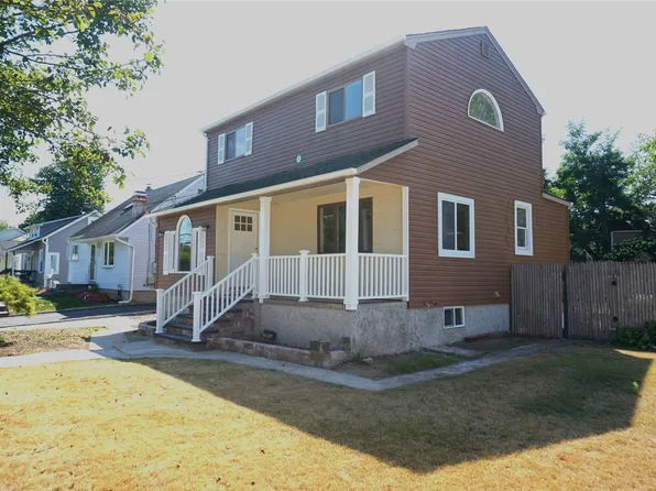 92 Oak Street, Islip, NY 11751
