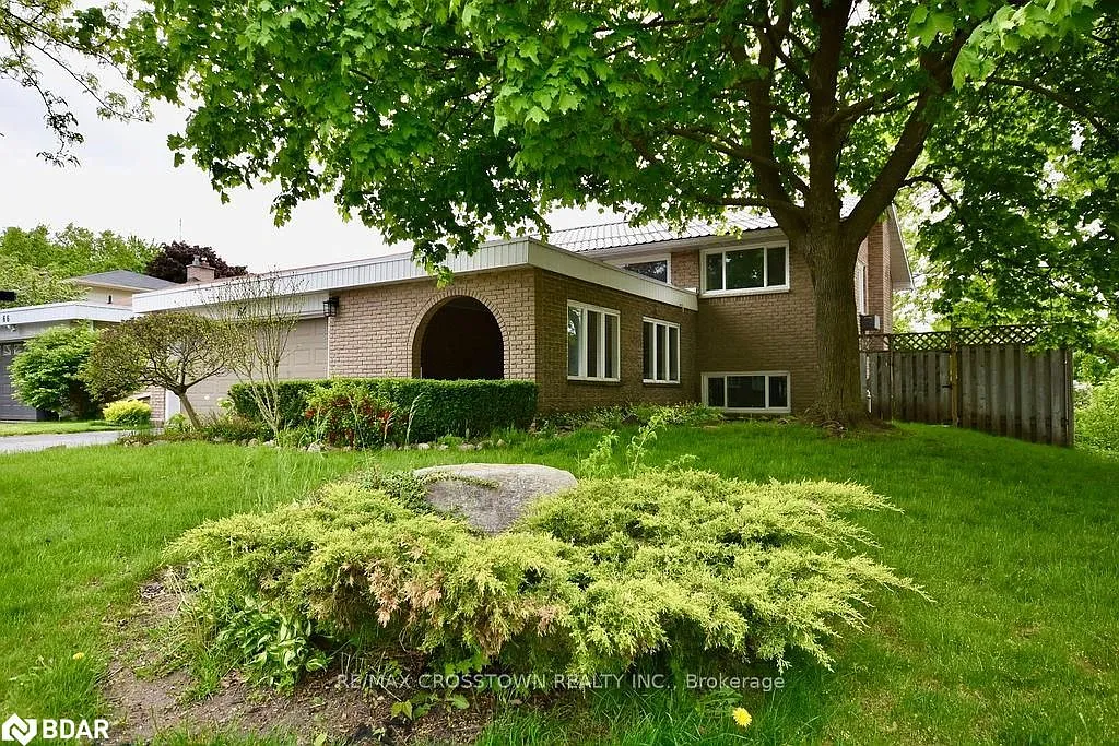 4 bed, $3,500 — Photo 1