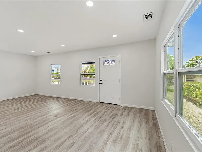 1566 NW 9th Ave — Photo 12