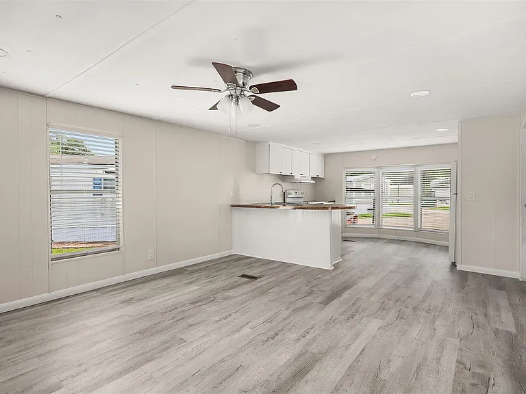 2222 N Austin Ave #18 — Photo 9