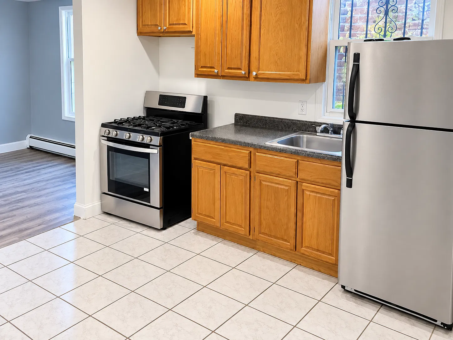 4 bed, 1000 sqft, $2,400 — Photo 2