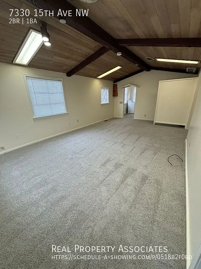 Adorable stand alone Ballard 2 Bed/1 Bth home with parking in back for 2 vehicle — Photo 2