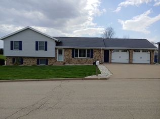 927 S Jackson St, Cuba City, WI 53807