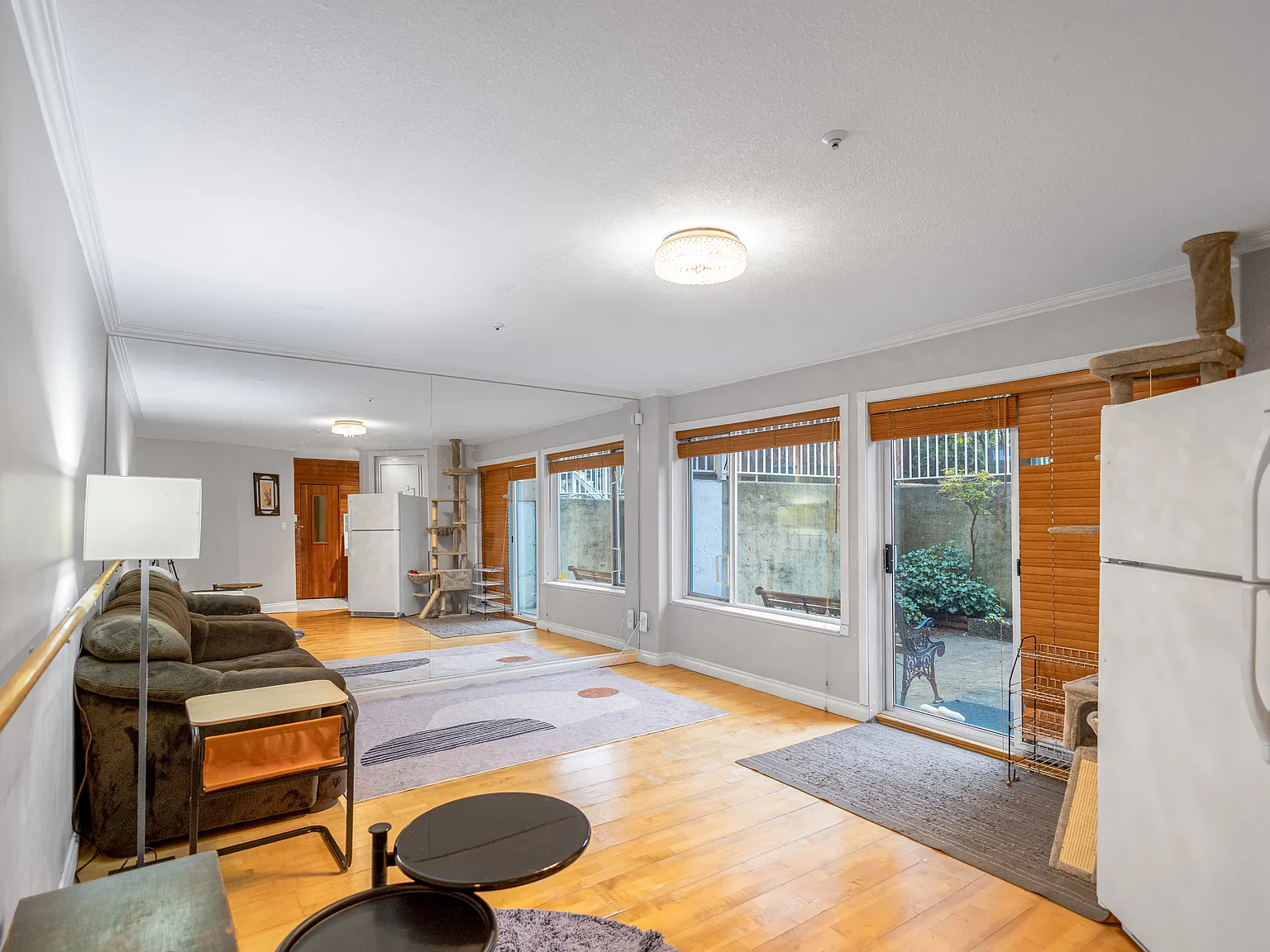 2 bed, 1000 sqft, $2,300 — Photo 1