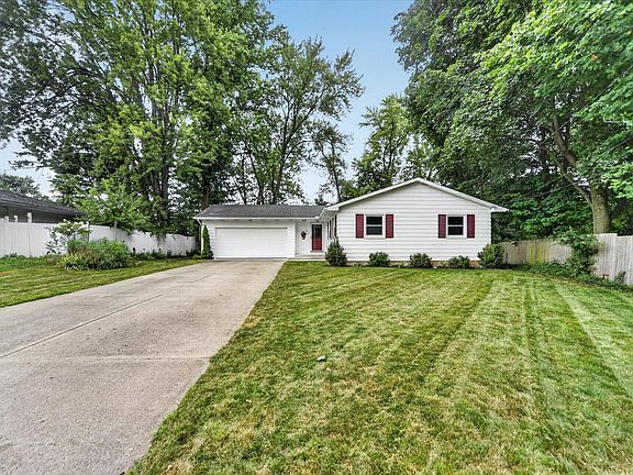 4th image of 812 Forest St