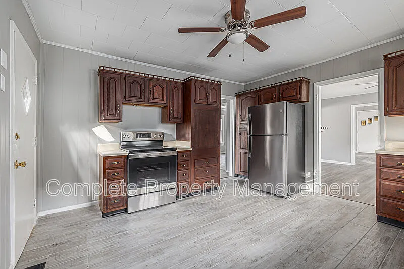 3 bed, 1.0 bath, 1244 sqft, $1,300 — Photo 3