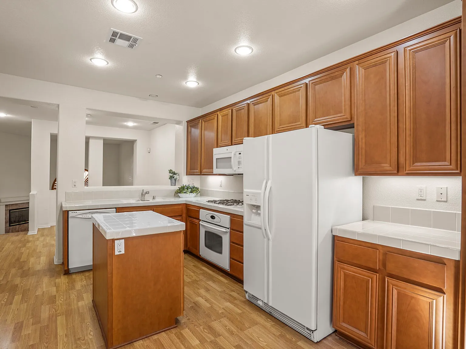 3 bed, 2.5 bath, 1743 sqft, $4,000 — Photo 4