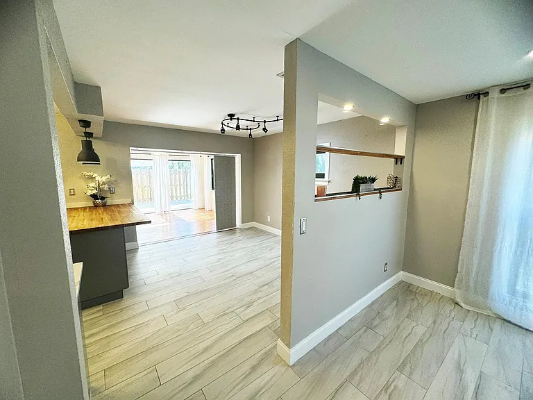 321 Sandtree Dr — Photo 16