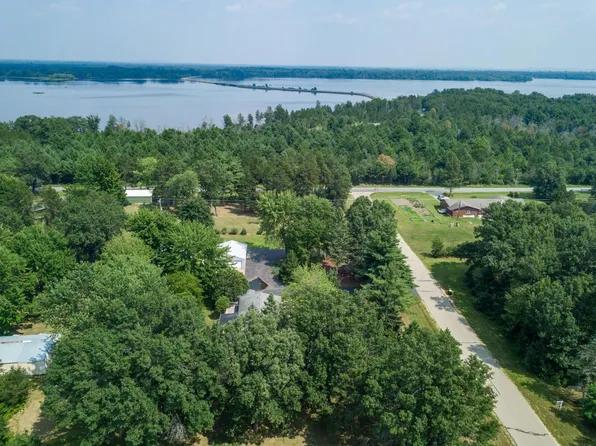 W5522 Overlook Dr, New Lisbon, WI 53950