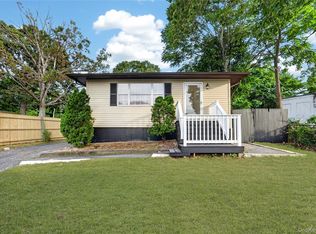 28 Roslyn Avenue, Selden, NY 11784
