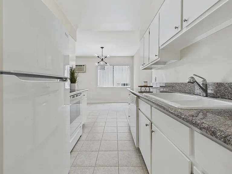 115 Doheny Apartments — Photo 43