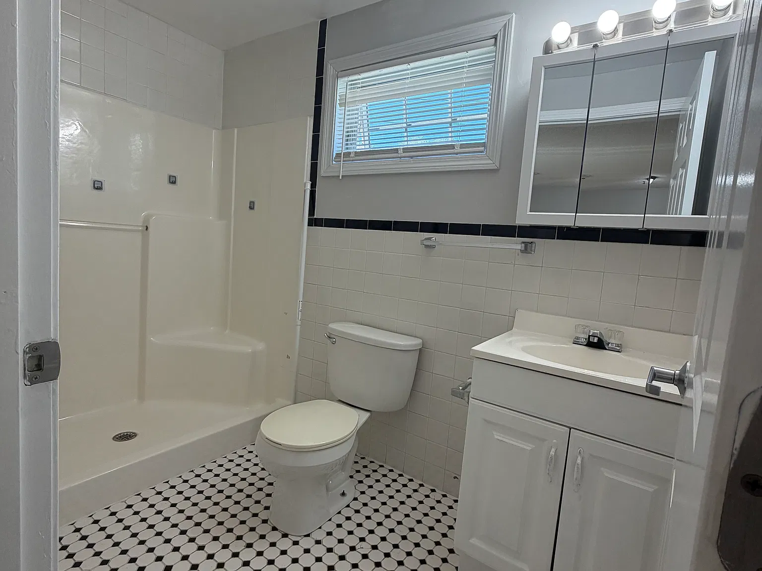 1 bed, 800 sqft, $1,500 — Photo 3