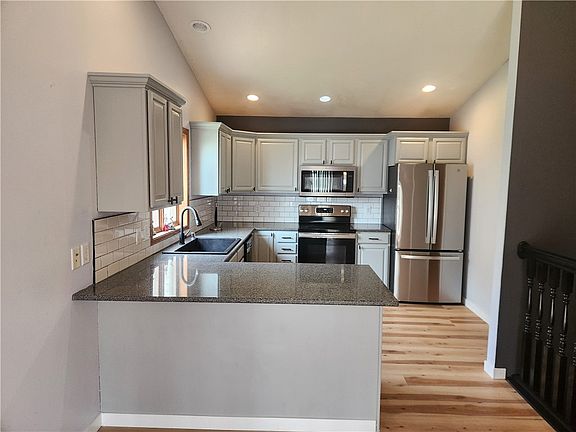 4th image of 321 Nicholas Street