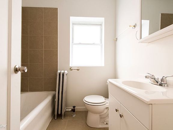 8101 S Drexel Ave Apartments Chicago Bathroom_01