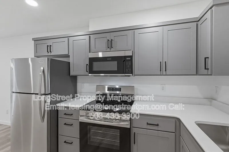 3 bed, 2.0 bath, 1300 sqft, $2,195 — Photo 3