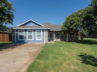 203 Navajo Trl, Alvarado, TX 76009
