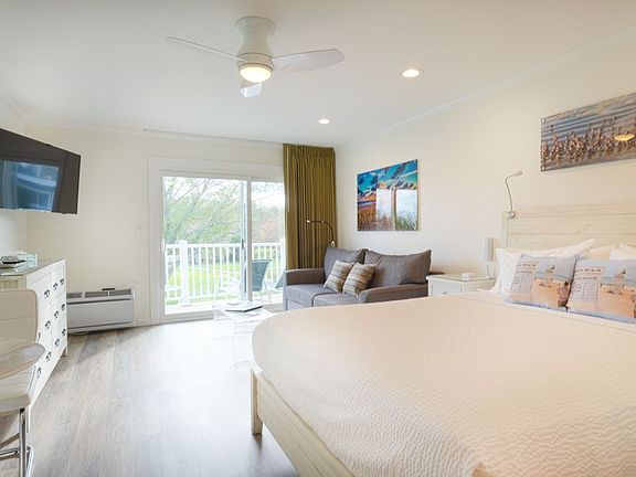 4th image of 226 Pantigo Rd #120