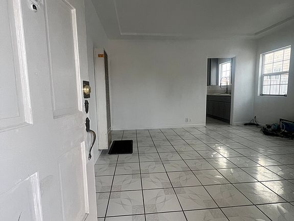 4th image of 10115 Mansel Ave