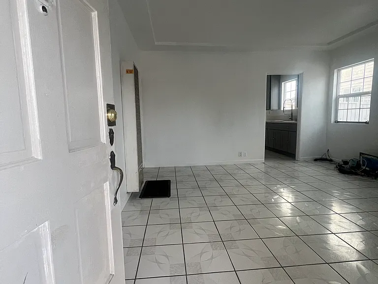 10115 Mansel Ave — Photo 4