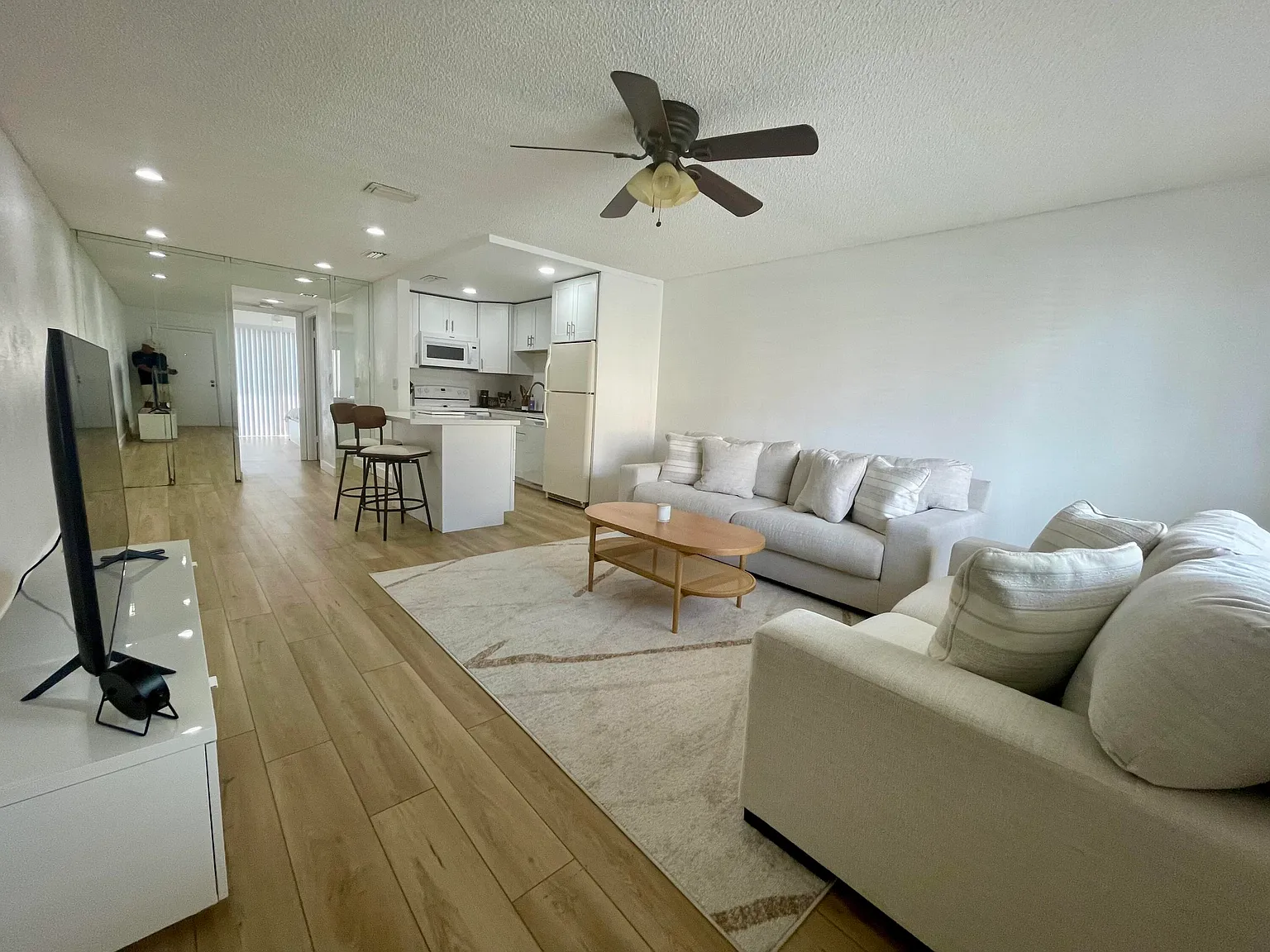 1 bed, 1.0 bath, 660 sqft, $1,800 — Photo 3