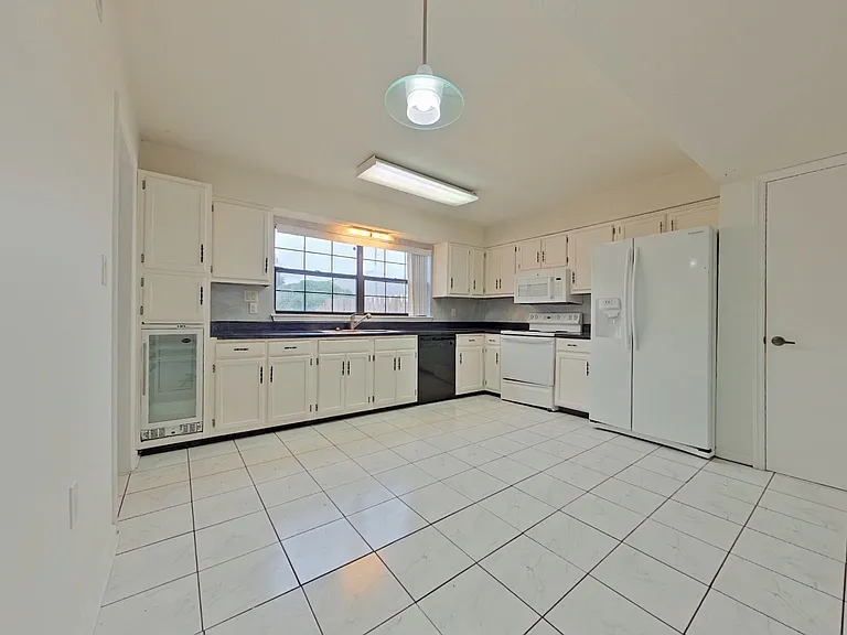 6-web-or-mls-4 Eat In Kitchen_05122026