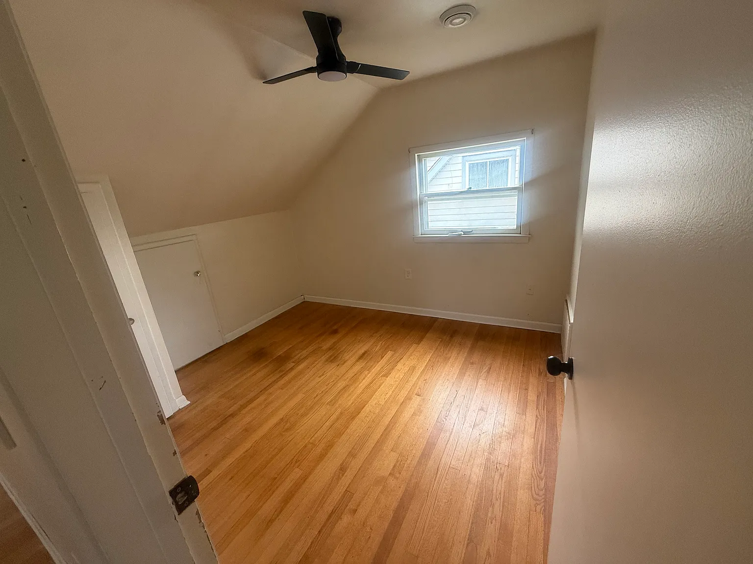3 bed, 950 sqft, $1,300 — Photo 4